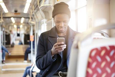 homem-com-celular-no-onibus
