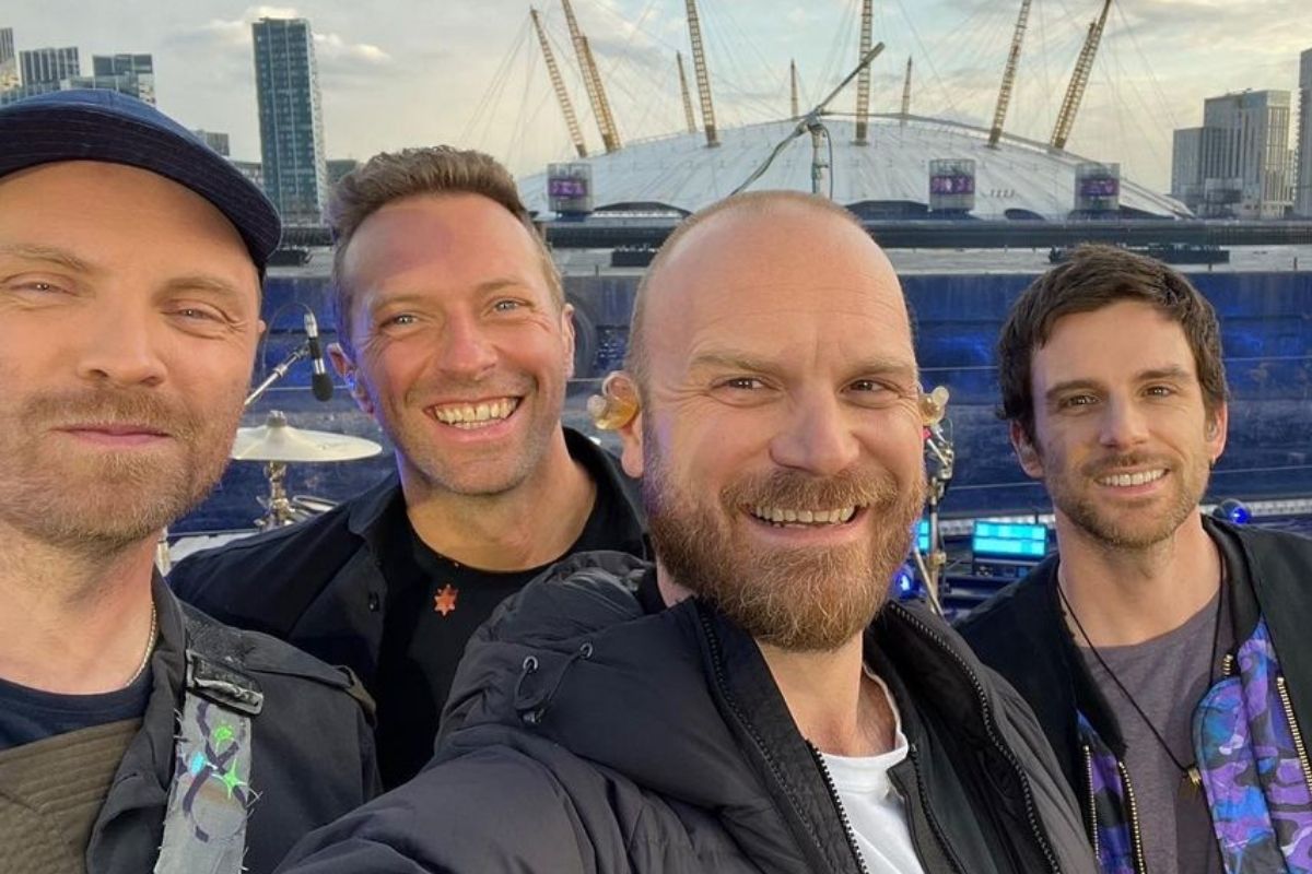 Integrantes da banda tirando selfie