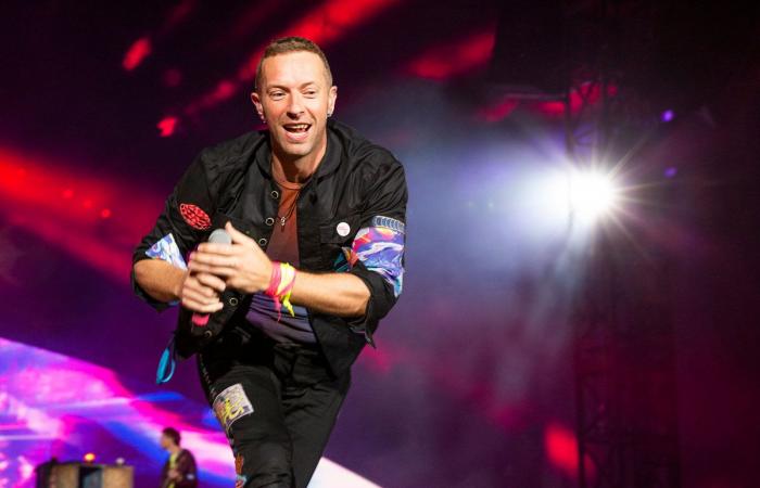 vocalista de coldplay no palco