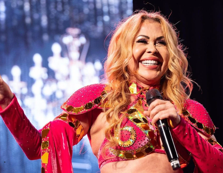 Joelma cantando