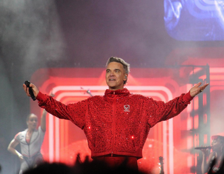 Robbie Williams retorna ao Brasil depois de 20 anos